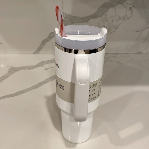 Stanley - MISTLETOE TWIST - 40 oz Quencher H2.0 Flowstate Tumbler - NWT! - Picture 3 of 9